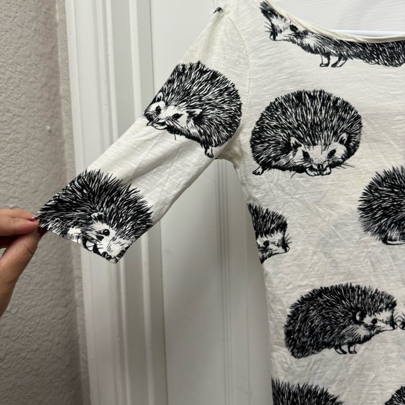 Anthropologie White Tee with Hedgehog Design - Picture 9 of 12